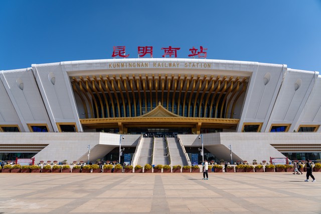 当昆明南站是不是高铁站成为热议话题，这座城市的脉搏因高铁而跳动，每一次列车的进出都牵动着千万人的心弦