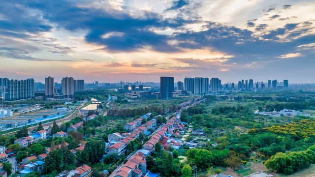 嘉和城怎么样？南宁东站旁的欧洲风情小镇，住在这里是种什么样的体验？你知道吗，这里不仅有AAAA级景区，还有丰富的自然景观与完善的配套设施，让居民享受着远离城市喧嚣的宁静生活