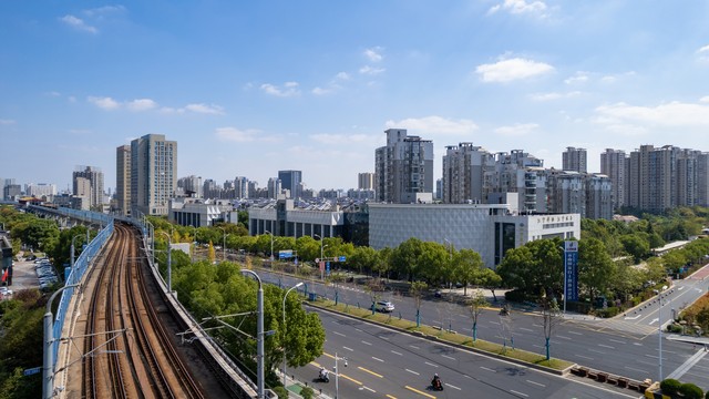 当你站在广州地铁8号线沙园站A出口，仿佛能听到历史的回声在耳边低语：太古仓在哪个地铁站？答案就在这脚下这片充满故事的土地上