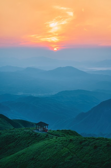 详细阅读:江西宜春如何抓住新能源风口,实现经济腾飞?——锂电新能源产业引领下的宜春新篇章 江西宜春如何抓住新能源风口,实现经济腾飞?——锂电新能源产业引领下的宜春新篇章
