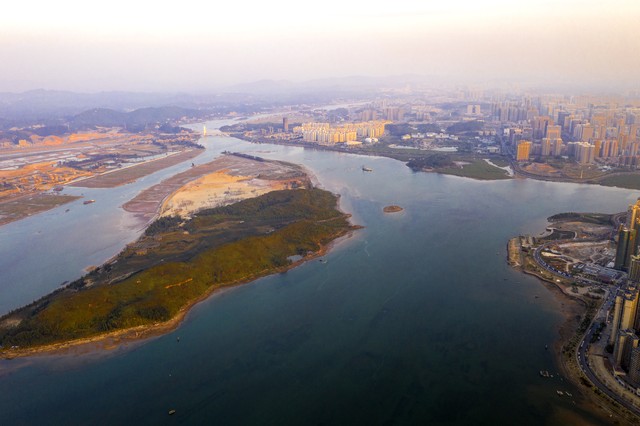 当你站在防城港的白浪滩上，感受着海风拂面，是否曾想过这片土地究竟隶属于中国的哪个省份？防城港属于哪个省，这个答案不仅关乎地理知识，更牵动着每一位热爱旅行、探索未知的人心弦。今天，就带你走进这座被誉为“西南门户”、“边陲明珠”的城市，揭开它所属省份的神秘面纱。