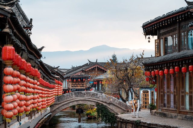 云南丽江现在穿什么衣服？12月的时尚与保暖指南，带你玩转古城、雪山和湖畔！