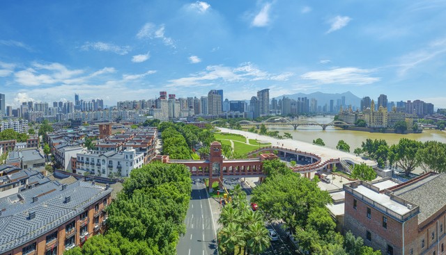 福清清航街小妹怎么样？从煎饼果子到麻辣烫，再到充满故事的街头巷尾，福清清航街的小妹们用美食与热情编织着这座城市的温暖记忆