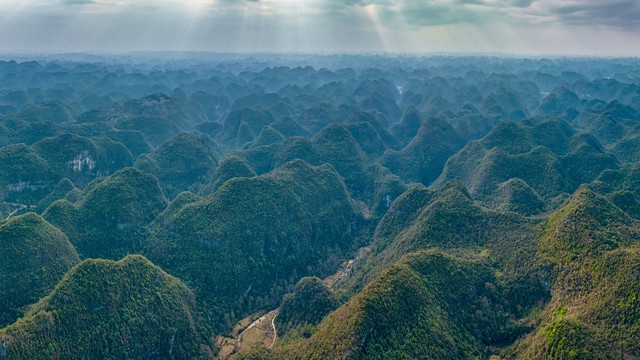 当你问起贵州在哪个省，其实答案就在每一次与这片土地的邂逅中 —— 从苗岭之巅到乌江两岸，贵州的故事由每一个生活在这里的人书写