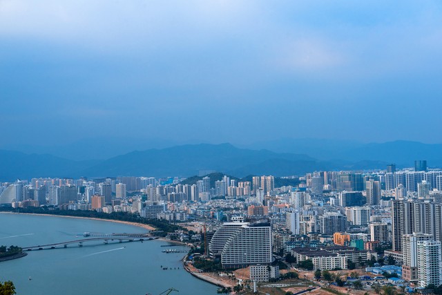 海南三亚今天多少度？最新天气预报告诉你，带你感受热带风情的温度！