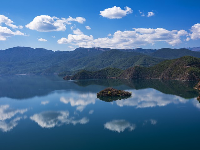 四月去泸沽湖旅游，感受大自然的恩赐与摩梭文化的魅力，你准备好开启一段难忘的旅程了吗？