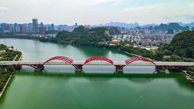 柳州到云南旅游路线：从柳州出发，穿越壮族风情，抵达大理古城，感受丽江的古镇魅力，体验元阳梯田的世界文化遗产，这不仅仅是一次旅行，更是一场心灵的洗礼
