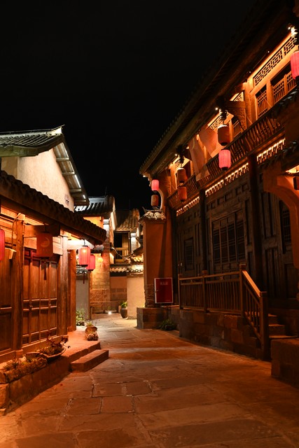 古城夜色：当华灯初上，千年古城如何在今夜焕发新生，成为年轻人最爱的打卡圣地