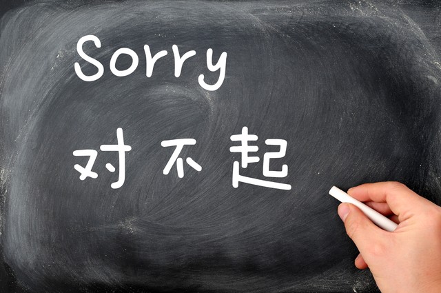 究竟想要表达：当现实与理想碰撞，我们该如何坚守初心，又该怎样面对生活中的无奈？