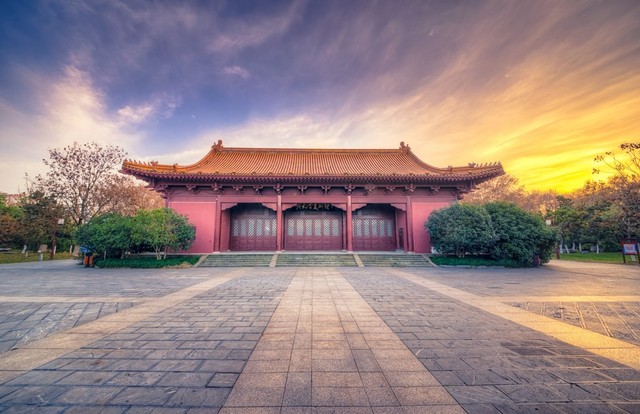鹤岗是哪里的？这座东北小城为何能成为全国热议的焦点，背后的故事让人惊叹！