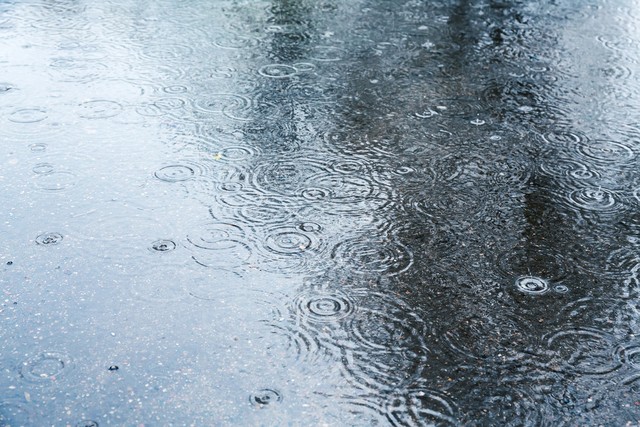 雨落如线：当细雨编织成诗，每一滴都是生活的低语——探索那不经意间触动心灵的美妙瞬间