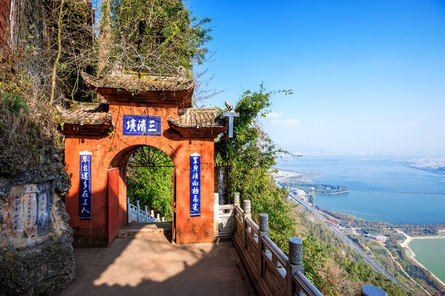 昆明西山琴馆：古韵新声，传承千年琴音的现代乐章——走进那片被音乐浸润的土地，聆听每一声弦响背后的故事