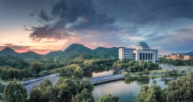 浙江大学：求是创新，青春与梦想齐飞的地方，你准备好迎接未来的挑战了吗？