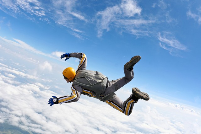 为什么跳伞人浮在空中？揭开高空跳伞背后的科学奥秘与极限运动的非凡魅力