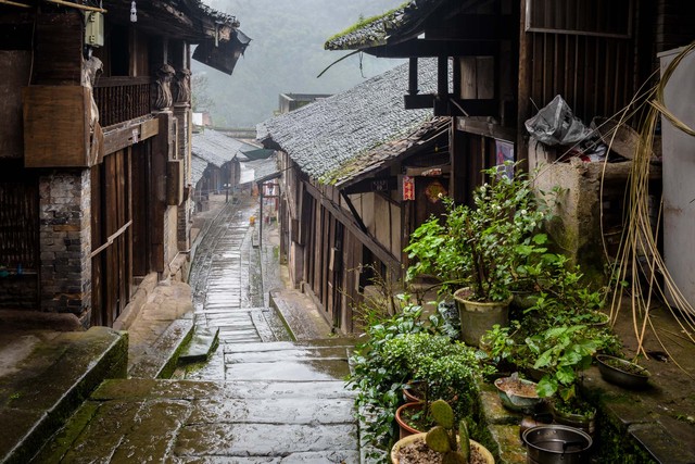 古镇的石板路：从脚下延伸的历史长卷，每一寸都藏着故事与记忆
