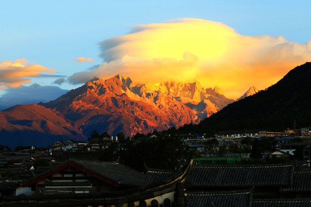 法国到云南旅游：从浪漫之都到彩云之南，一场跨越千里的风情之旅，带你体验不一样的东方之美，探索神秘的云南，感受春城昆明、古城大理、浪漫丽江与高原香格里拉的魅力