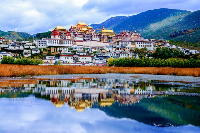 去云南旅游必到之地，你一定不能错过的绝美体验：从丽江古城到玉龙雪山，一场心灵与自然的邂逅