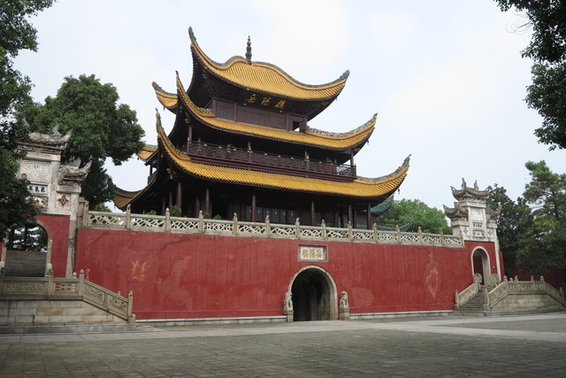 岳阳为什么那么辣？揭开这座城市的味蕾秘密，从街头巷尾到家常餐桌，每一口都是挑战与惊喜！