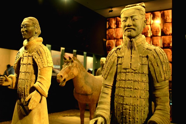 惊！兵马俑有多少人？揭开秦始皇地下军团的神秘面纱，探索这个千年谜题背后的真相
