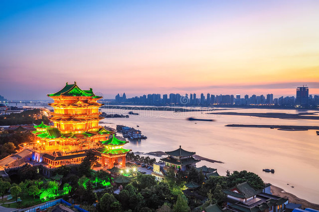 南昌的秋天：当第一片金黄梧桐叶飘落，整个城市仿佛被施了魔法，一夜之间换上了秋装
