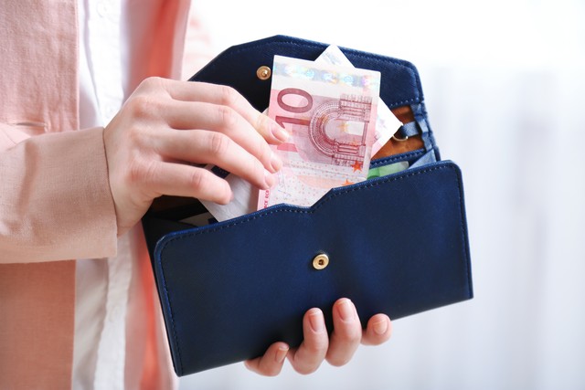 心钱包太瘦：当王思聪用13.8元的牛排挑战你的味蕾，你准备好迎接这场美食革命了吗？