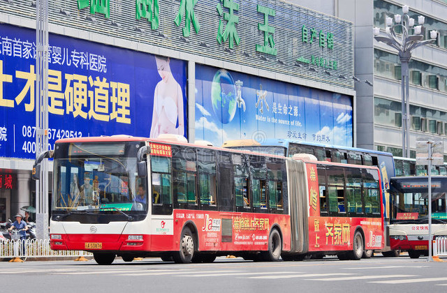 昆明公交111乙：从巫家坝车场出发，带你领略昆明城市脉搏的跃动之旅，感受这座城市的温度与活力