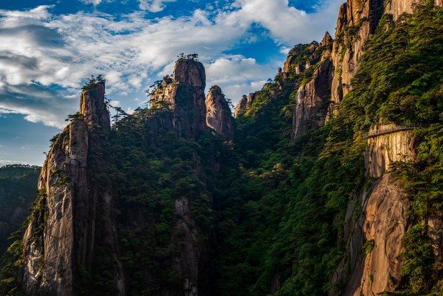 为什么黄山门票那么贵？揭开这座名山背后的秘密，带你领略不一样的风景与价值