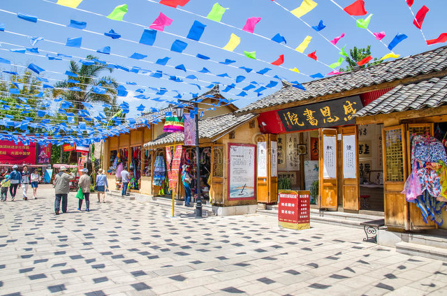 昆明旅游攻略五日游：从翠湖到滇池，一场说走就走的云南春城浪漫之旅，带你领略四季如春的魅力，探索古老与现代交融的城市风情，体验最地道的云南美食，感受彝族、白族等少数民族的热情好客，这不仅是一次旅行，更是一场心灵的洗礼