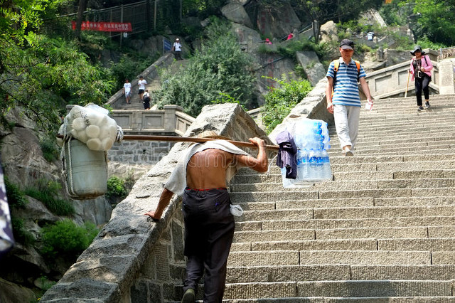 泰山离哪个机场近？济南遥墙国际机场，让你的旅行从这里开始，感受千年古岳的魅力，一次说走就走的旅行，你准备好了吗？
