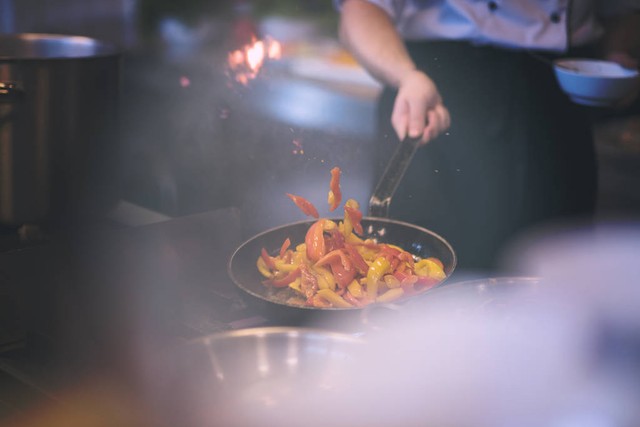 无穷的美食天：从街头小吃到家庭餐桌，一场味蕾上的冒险之旅 | 探索中国各地独特风味，发现隐藏在巷弄间的美味宝藏 | 用筷子丈量世界，每一口都是对生活的热爱与尊重