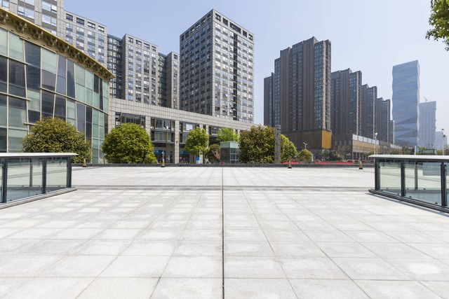 丽江的商业广场：从古老茶马古道到现代商业奇迹，这里正在书写新的传奇