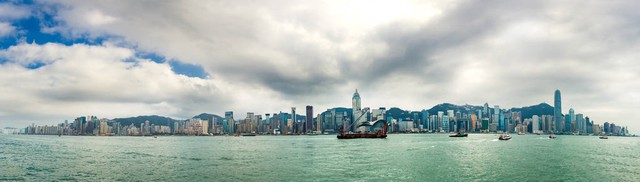 从维多利亚港出发，探寻香港数字经济的璀璨夜景：当传统遇上创新，这座不夜城如何书写新时代的故事？