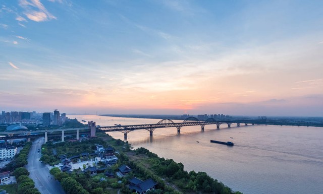 从九江出发，一路向南，直抵英雄城——南昌，这段旅程究竟有多远？137.9公里的自驾路程，不仅是两座城市间的距离，更是无数人梦想与现实交织的地方。清晨的第一缕阳光洒在车窗上，照亮了前方未知的道路，每一次出发都像是开启一段新的故事。想象一下，在这不到两个小时的时间里，你可以遇见怎样的风景，又会遇到哪些有趣的人呢？