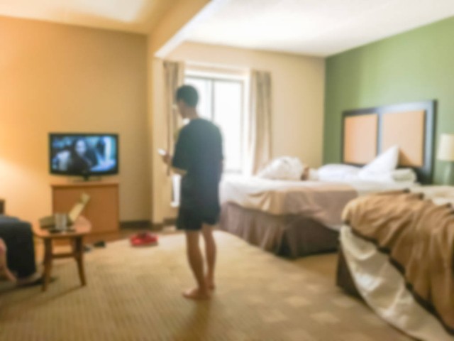 当你站在酒店前台，看着标间和单间的价目表时，是否也曾为哪一个更贵而犹豫不决？标间和单间哪个贵，这个问题的答案可能不像你想象的那么简单，今天就带你揭开这个谜底