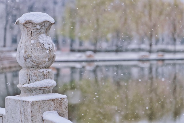 就像那初雪中——当清晨的第一缕阳光洒在未名湖的冰面上，你是否也曾在某个冬日早晨，突然停下脚步，只为欣赏那一片洁白无瑕的世界？
