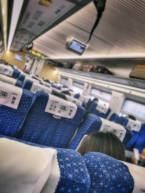 硬座是什么意思：火车旅程中的那些事儿，让你笑中带泪，感受生活的酸甜苦辣