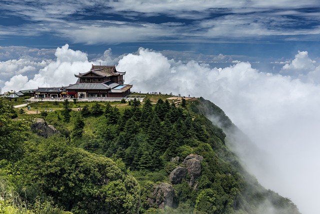 峨眉山怎么上山？从成都出发，一路向南，揭开这座神秘仙山的面纱，探索峨眉山最全最新上山攻略，带你轻松畅游金顶，体验云海日出之美