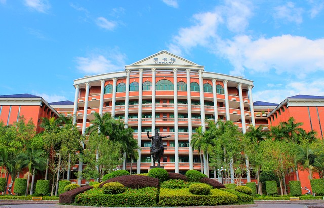厦门科技中学怎么样：一个让学生们从心底里热爱的地方，不仅是因为那片美丽的海景，更是因为这里有着一群为了梦想而努力的人