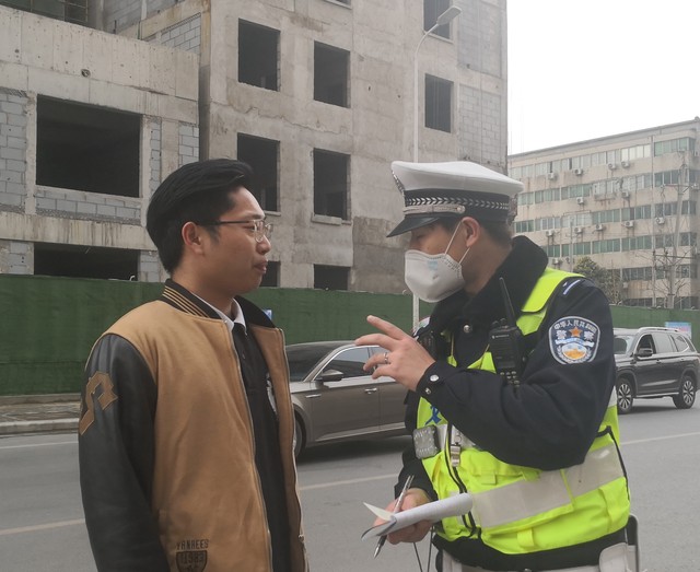 再也不怕交警：从惊险一刻到安心驾驶，车主们的真实故事与实用建议，教你轻松应对交通规则，享受每一次出行的乐趣