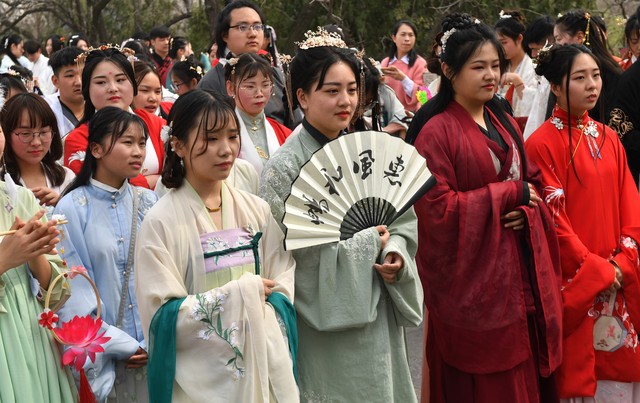 去丽江旅游适合穿汉服吗？在丽江古城，穿汉服不仅是一种时尚，更是一种文化的传承和体验
