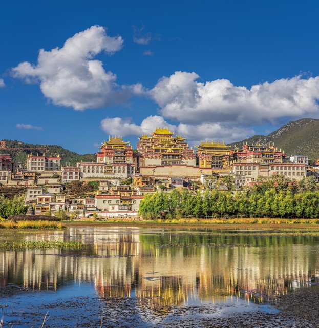 香格里拉旅游PPT：如何用33张幻灯片打造一场视觉盛宴，带你领略心中的日月！