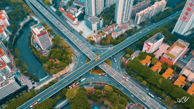 区的交通心脏：从繁忙十字路口到智能出行新时代，见证城市脉搏如何跳动出更高效、更绿色的生活节奏 | 探索未来交通解决方案，让每一次出行都充满期待与惊喜