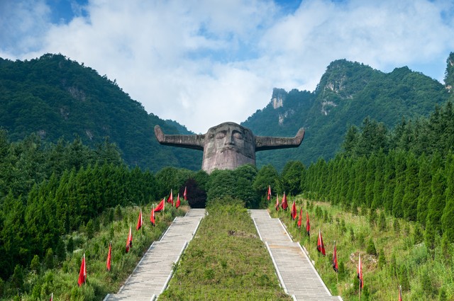 神农架是哪个市？神农架是湖北省直接管辖的林区，而非某市下属，这是一片古老而又神秘的土地，拥有着令人惊叹的自然美景和丰富的文化遗产，你可能已经猜到了，但你不知道的是，神农架还是中国唯一以“林区”命名的行政区，这背后的故事，绝对会让你刮目相看！