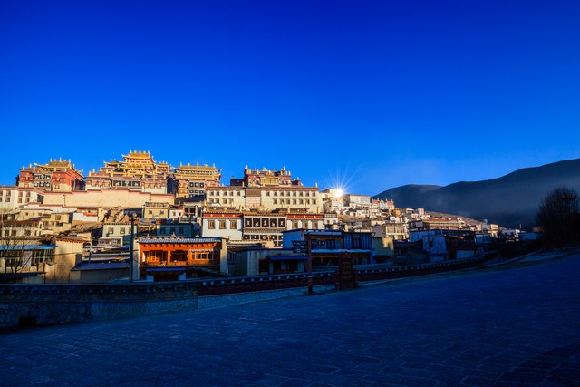 云南香格里拉冬天旅游：一场雪域高原的奇幻之旅，带你领略不一样的冬季风情，感受大自然的鬼斧神工与藏族文化的独特魅力，让心灵在纯净的雪景中得到洗礼