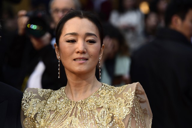 巩俐为什么移民新加坡，不作解释，背后的故事比电影还要精彩，巩俐的抉择让人感叹不已！