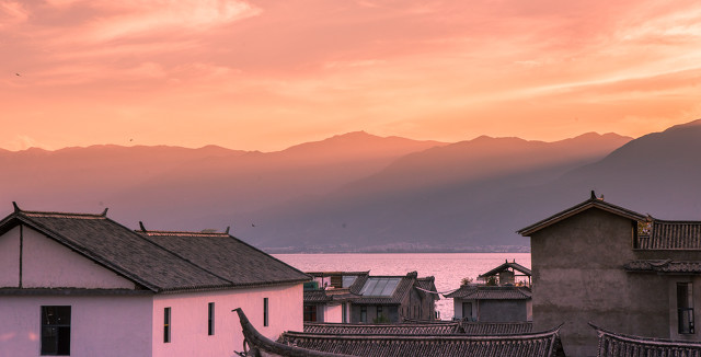 当大理的风轻轻拂过脸庞，你准备好迎接这趟旅程了吗？去大理旅游穿什么服装好——2024年最新穿搭指南，让你在古城里既舒适又时尚