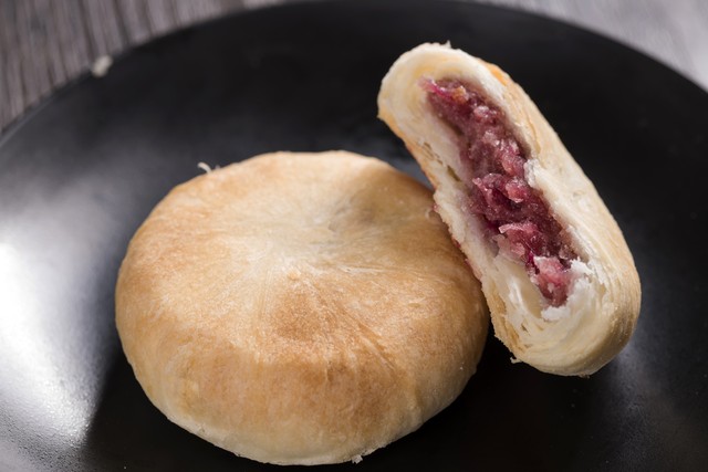 丽江有鲜花饼卖吗？探秘古城内外那些让人欲罢不能的美味，从街头巷尾到游客的心尖尖上
