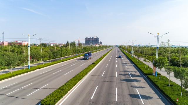 一条大道连接：从梦想启航到现实落地，见证城市变迁与个人成长的奇迹