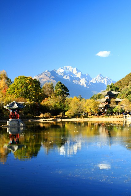 丽江去大理的旅游大巴：一场说走就走的浪漫之旅，从玉龙雪山脚下到洱海边上的每一个精彩瞬间