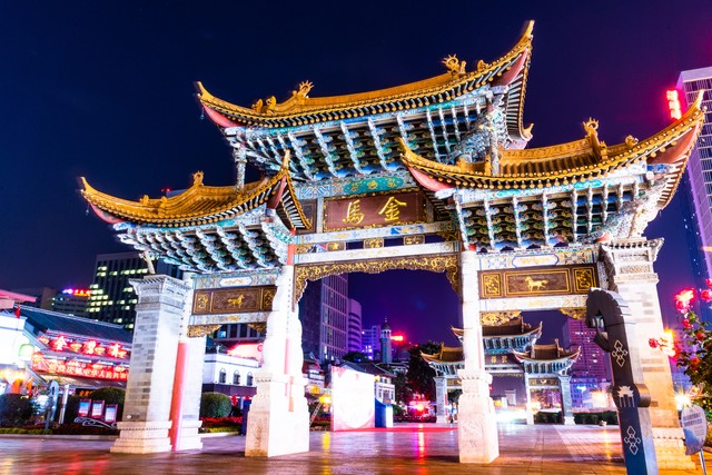 昆明可以看夜景的餐厅：探索春城高空美食之旅，42层浪漫约会圣地，360度俯瞰城市灯火辉煌
